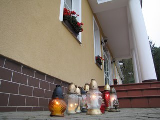 Znicze przed Nadleśnictwem Złocieniec, które zorganizowało tragiczną wycieczkę &nbsp; /Grzegorz Hatylak /RMF FM