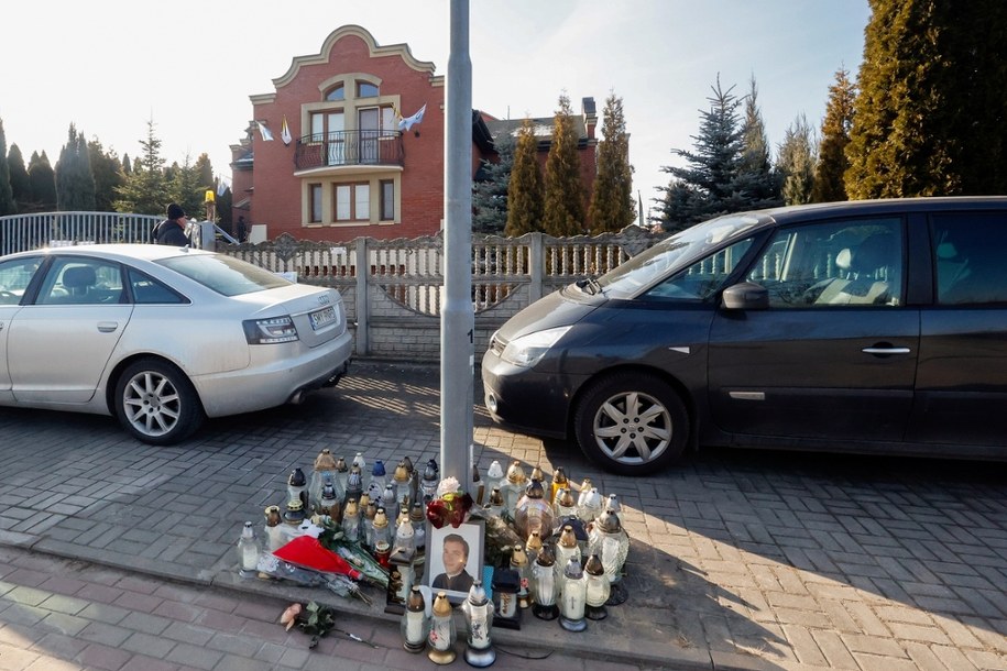 Znicze przed siedzibą parafii pw. Matki Bożej Fatimskiej w Kłobucku przed rozpoczęciem uroczystości pogrzebowych ks. Grzegorza Dymka /Waldemar Deska /PAP