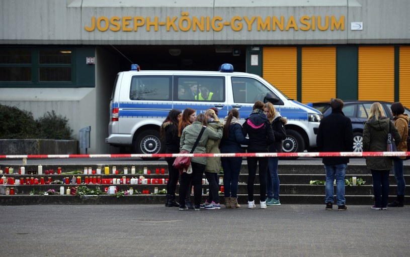 Znicze przed szkołą w niemieckim Haltern am See /AFP