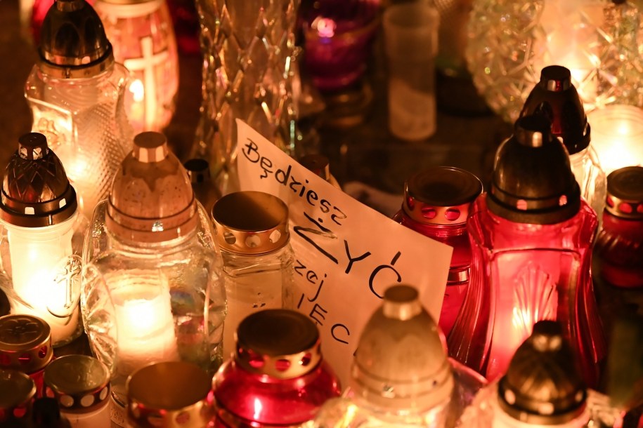 Znicze przed Urzędem Miasta w Gdańsku / 	Adam Warżawa    /PAP