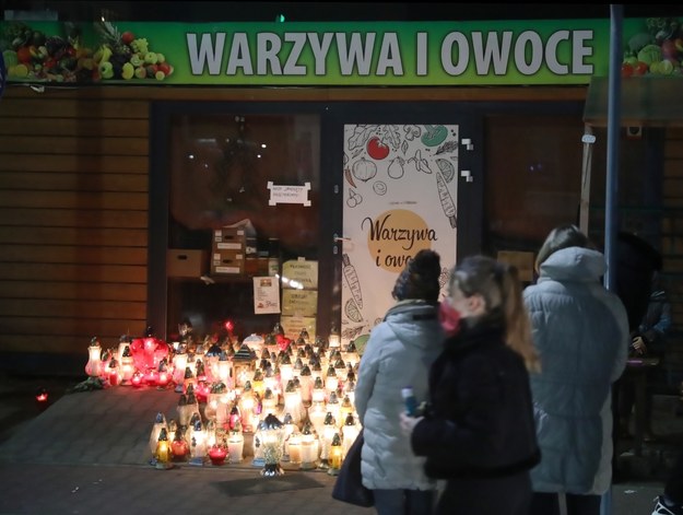 Znicze przed warzywniakiem, którego właściciel został zabity / 	Tomasz Gzell    /PAP