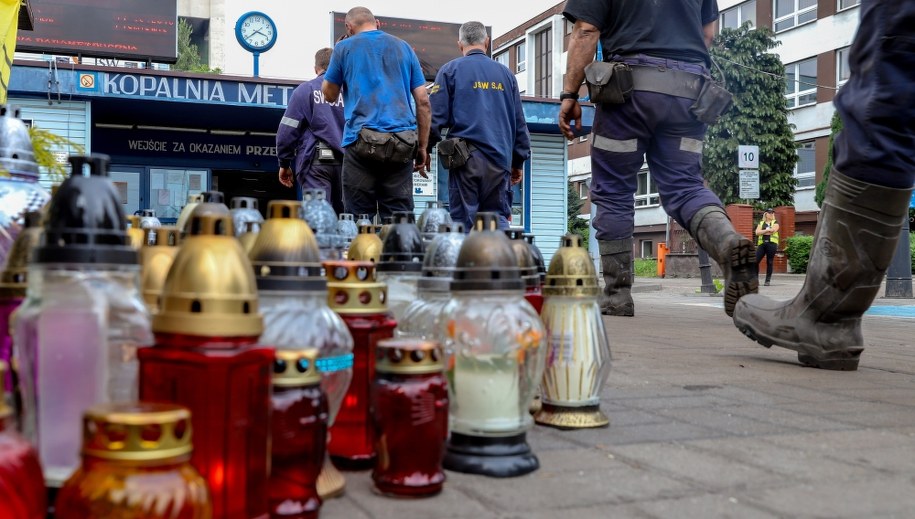 Znicze przed wejściem do Zofiówki / Andrzej Grygiel /PAP