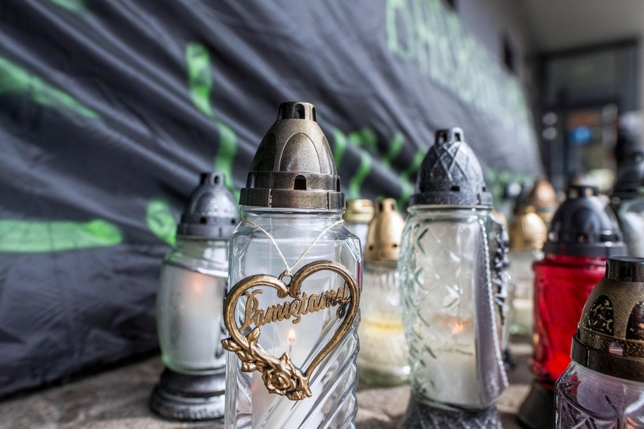 Znicze przed wejściem na teren kopalni Jastrzębskiej Spółki Węglowej Pniówek w Pawłowicach /Zbigniew Meissner /PAP