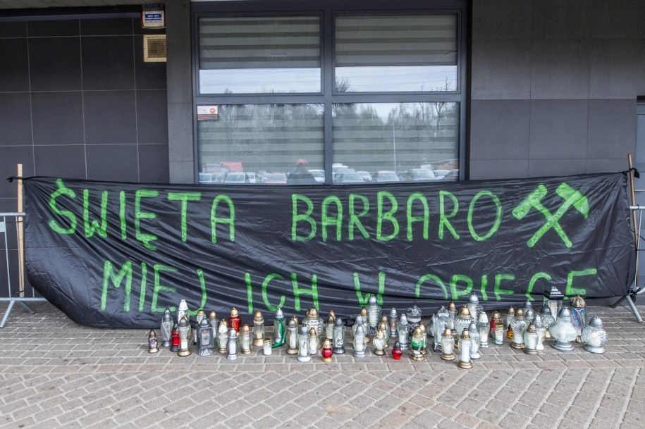 Znicze przed wejściem na teren kopalni Jastrzębskiej Spółki Węglowej Pniówek w Pawłowicach, gdzie 20 kwietnia 2022 doszło do wybuchu metanu /zdjęcie archiwalne/ /Zbigniew Meissner /PAP