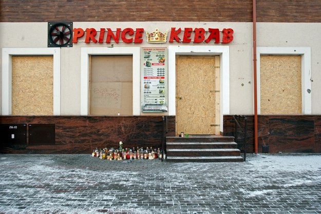 Znicze przed zabezpieczonym płytami barem Prince Kebab w Ełku /Artur Reszko /PAP