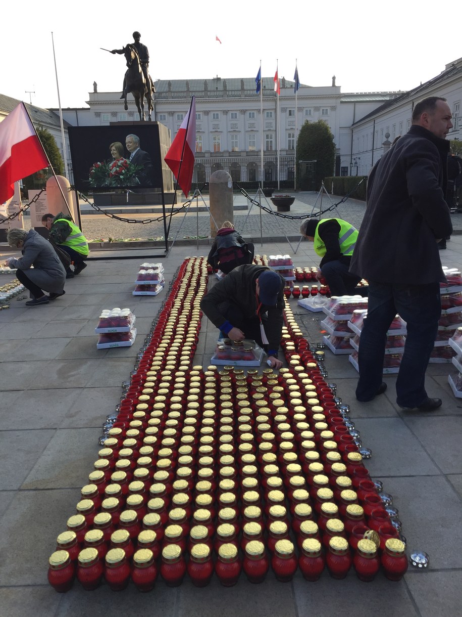 Znicze ustawiane przed Pałacem Prezydenckim /Krzysztof Zasada /RMF FM