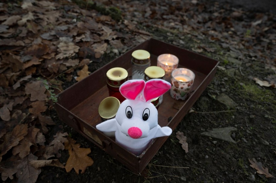 Znicze w lesie pod Pragą, gdzie znaleziono zwłoki 32-letniego mężczyzny i jego 2-miesięcznej córeczki /Michaela Rihova /PAP/EPA