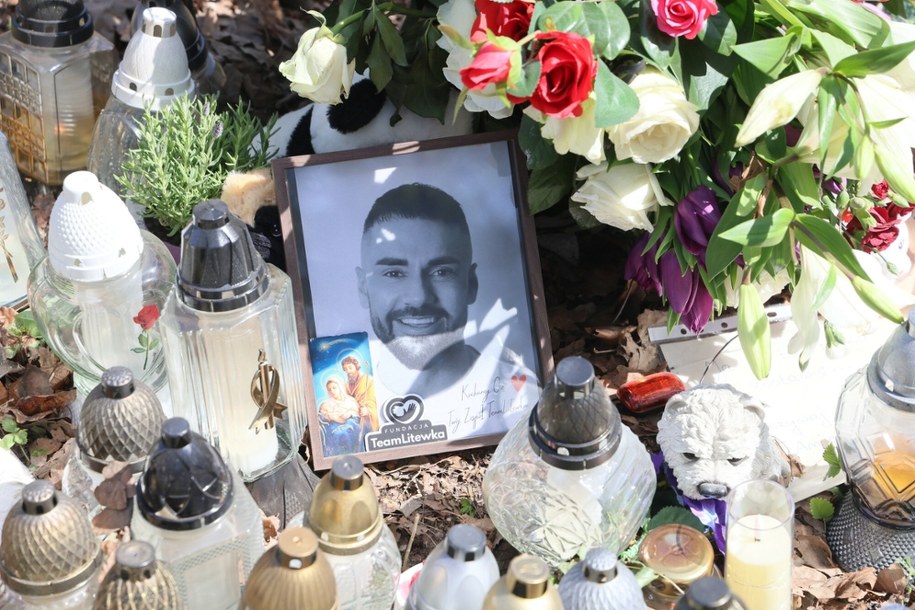 Znicze w miejscu wypadku Łukasza Litewki przy ul. Kazimierzowskiej w Dąbrowie Górniczej, 25 kwietnia 2026 r. /Wojciech Olkusnik /East News