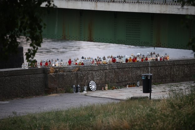 Znicze w miejscu wypadku przy moście Dębnickim w Krakowie, gdzie zginęło czterech młodych mężczyzn /	Łukasz Gągulski /PAP