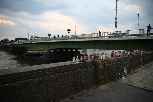 Znicze w miejscu wypadku przy moście Dębnickim w Krakowie /	Łukasz Gągulski /PAP