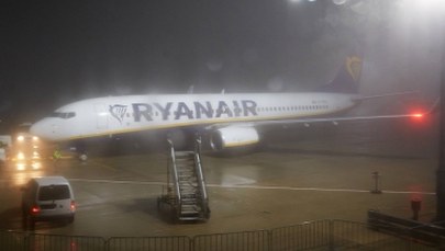 Zniecierpliwiony Polak wyszedł na skrzydło samolotu przez wyjście ewakuacyjne