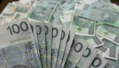 Znikają kolejne placówki bankowe. Ale dostęp do gotówki utrudniają inne czynniki