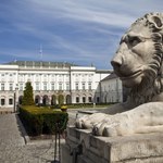 Znikają słynne lwy sprzed Pałacu Prezydenckiego. Przejdą renowację 