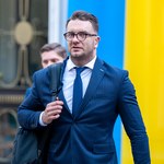 Znikające wpisy posła Mejzy. Wstydliwy gość w loży VIP