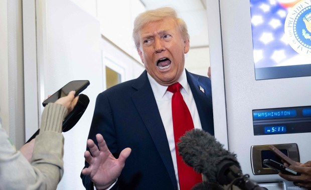 "Zniknęły włosy, a na głowie korona". Trump wściekły z powodu swojego zdjęcia