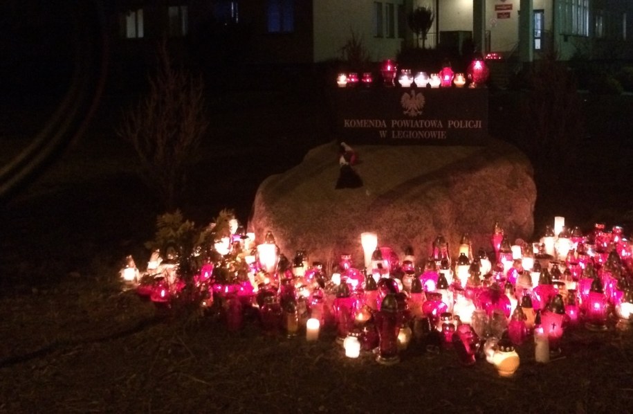 Zniszcze przed siedzibą policji w Legionowie /Grzegorz Kwolek /RMF FM