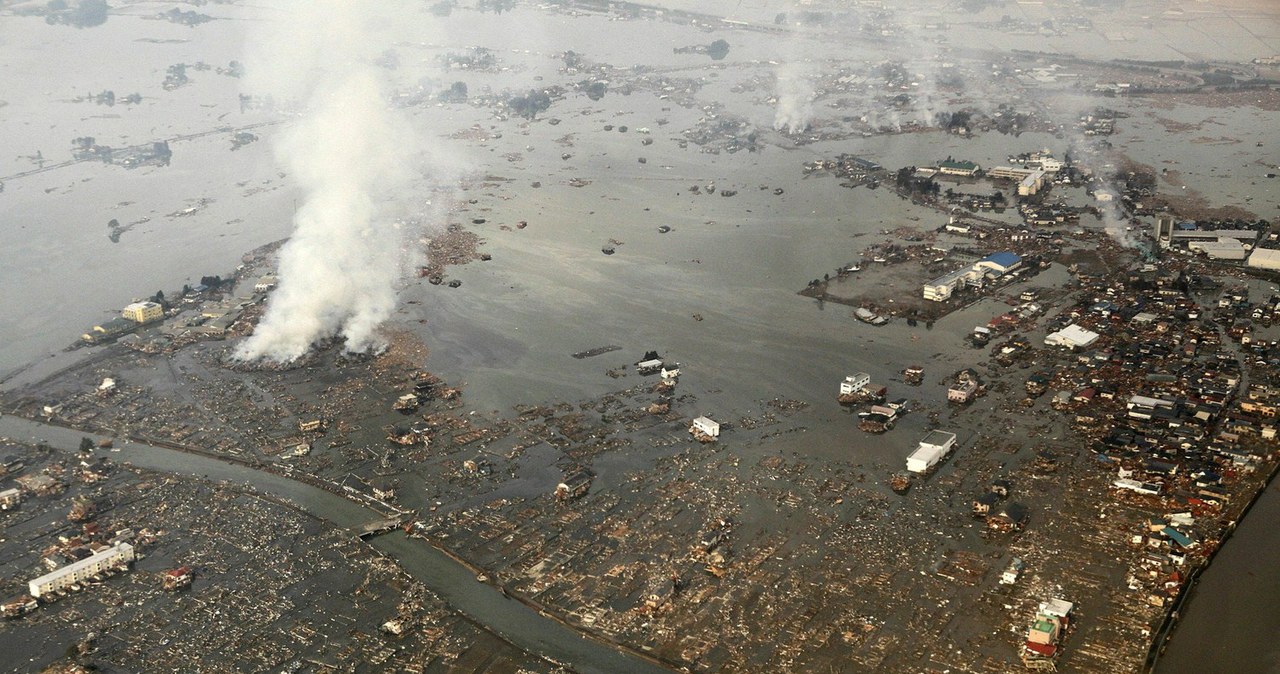 Zniszczenia, jakie dokonało tsunami w 2011 roku /AFP