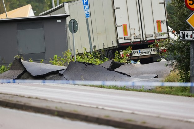 Zniszczenia na autostradzie /ADAM IHSE /PAP/EPA