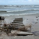 Zniszczenia na plaży w Lubiatowie. To efekt sztormowej pogody
