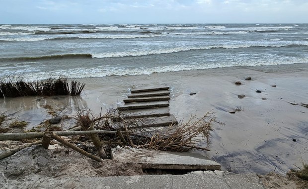 Zniszczenia na plaży w Lubiatowie. To efekt sztormowej pogody