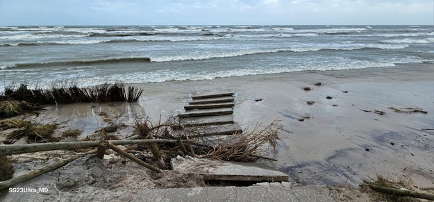 Zniszczenia na plaży w Lubiatowie (zdjęcie z końca grudnia 2023 r.) /Choczewo24.info /