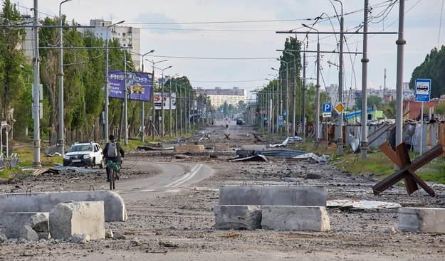 Zniszczenia na przedmieściach Charkowa /SERGEY KOZLOV /PAP/EPA