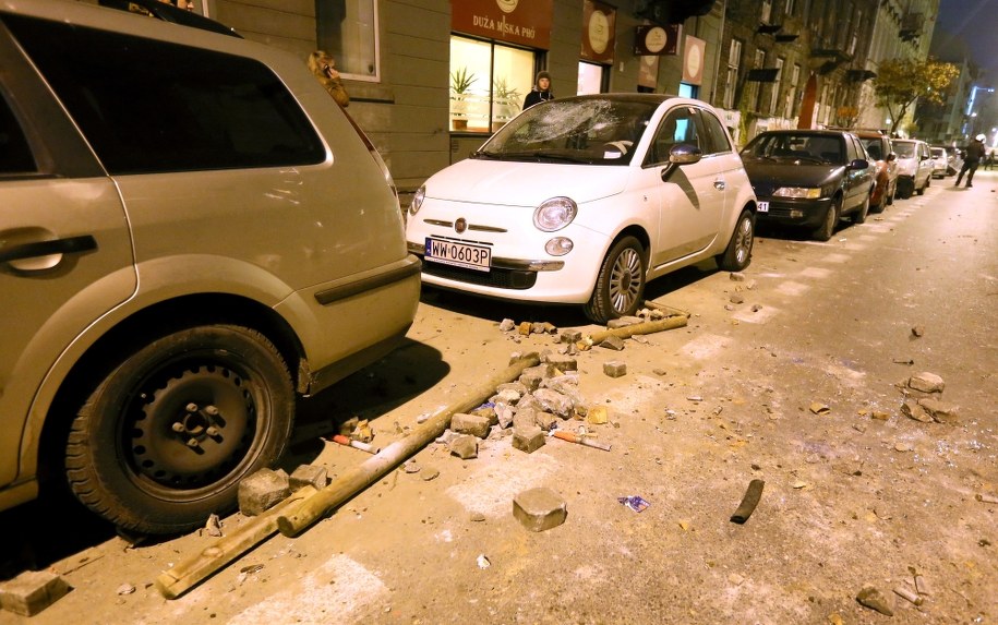 Zniszczenia na trasie Marszu Niepodległości, na ulicy Wilczej /Paweł Supernak /PAP