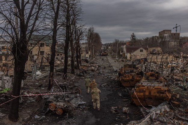 Zniszczenia na ulicach Buczy /ROMAN PILIPEY /PAP/EPA