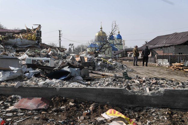 Zniszczenia po ataku rakietowym armii rosyjskiej w jednej ze wsi w obwodzie kijowskim /Andrzej Lange /PAP