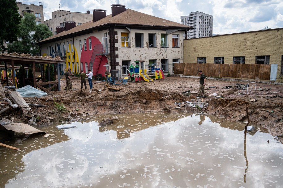 Zniszczenia po ataku rakietowym na Kijów /Viacheslav Ratynskyi /PAP