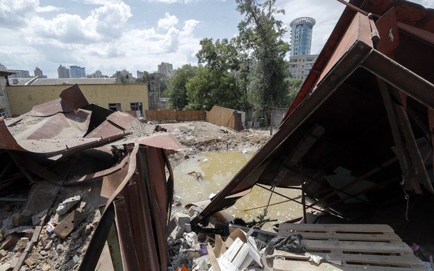Zniszczenia po ataku rakietowym na Kijów /SERGEY DOLZHENKO /PAP/EPA