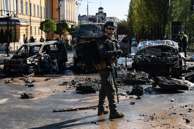 Zniszczenia po ataku rakietowym na Kijów /Viacheslav Ratynskyi /PAP