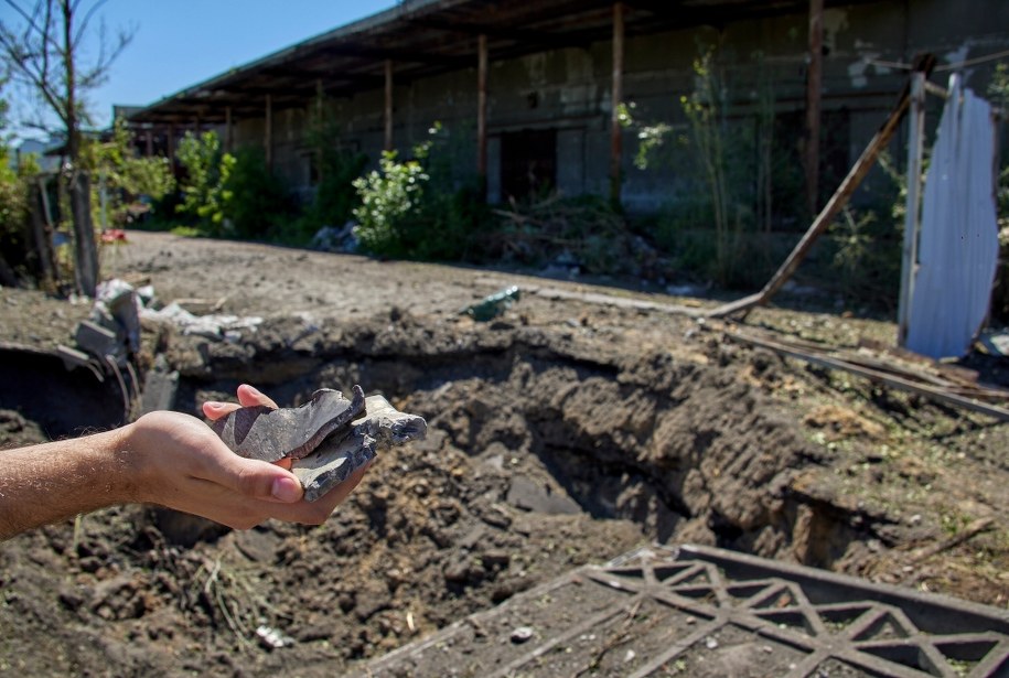 Zniszczenia po ataku rakietowym na przedmieściach Charkowa /SERGEY KOZLOV /PAP/EPA