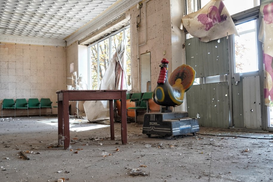 Zniszczenia po ataku rakietowym wojsk rosyjskich w jednej ze wsi w obwodzie donieckim /Alena Solomonova /PAP