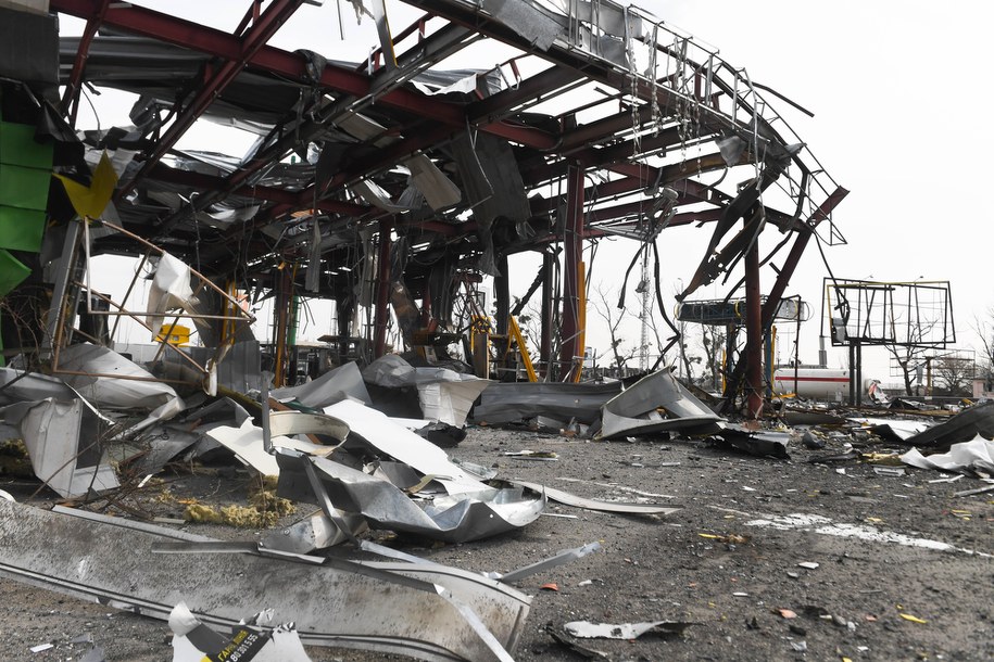 Zniszczenia po ataku rakietowymi we wsi Stojanka pod Irpinem, zdj. z 26 marca /Andrzej Lange /PAP