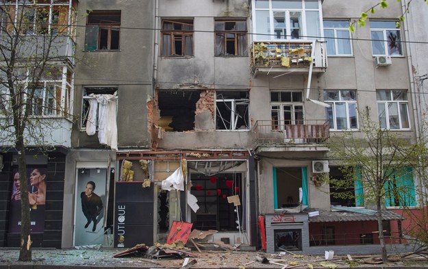 Zniszczenia po ataku w Charkowie na wschodzie Ukrainy /SERGEY KOZLOV /PAP/EPA