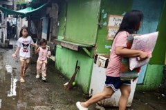 Zniszczenia po burzy tropikalnej Bualoi na Filipinach