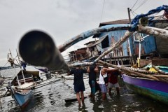 Zniszczenia po burzy tropikalnej Bualoi na Filipinach