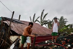 Zniszczenia po burzy tropikalnej Bualoi na Filipinach