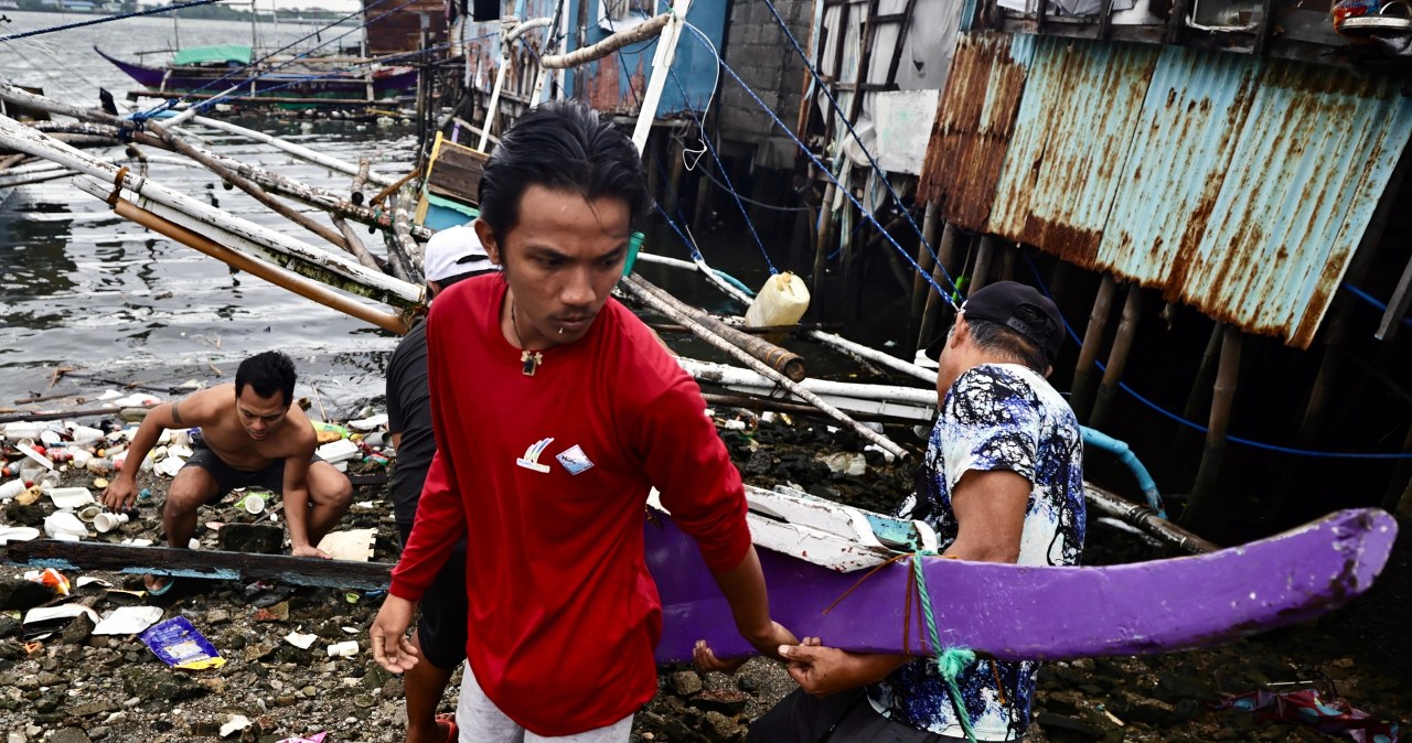 Zniszczenia po burzy tropikalnej Bualoi na Filipinach