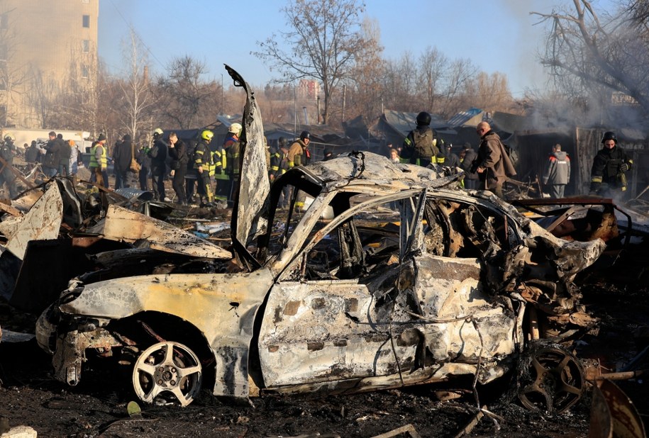 Zniszczenia po dzisiejszym ataku na Charków /SERGEY KOZLOV /PAP/EPA