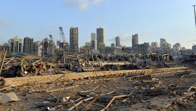 Zniszczenia po eksplozji w Bejrucie /WAEL HAMZEH /PAP/EPA
