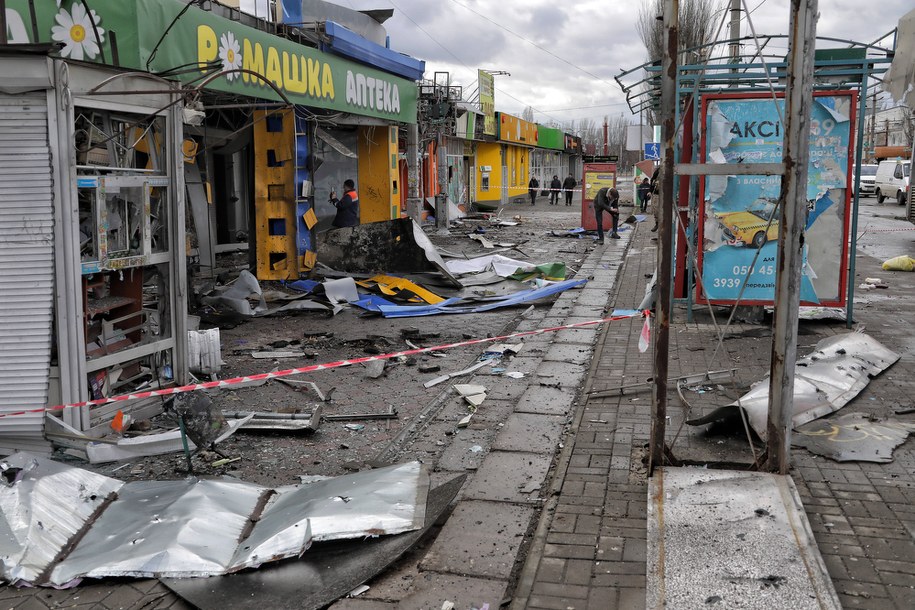 Zniszczenia po jednym z ataków w Chersoniu /NINA LYASHONOK /PAP/EPA