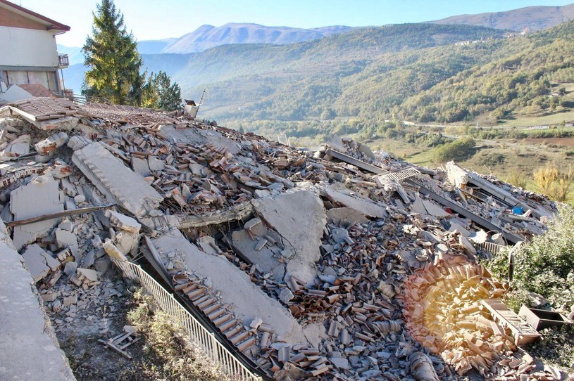 Zniszczenia po niedzielnym trzęsieniu ziemi we Włoszech /CLAUDIO LATTANZIO /PAP/EPA