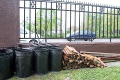 Zniszczenia po nocnych zamieszkach w Knurowie