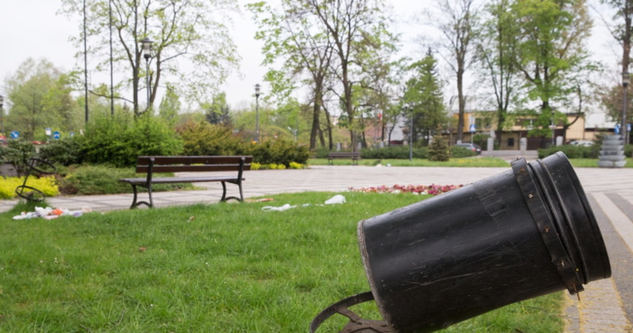 Zniszczenia po nocnych zamieszkach w Knurowie