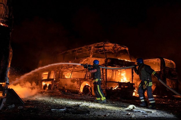 Zniszczenia po nocnym ataku rakietowym na Kijów /PAP/EPA/STATE EMERGENCY SERVICE OF UKRAINE HANDOUT /PAP/EPA