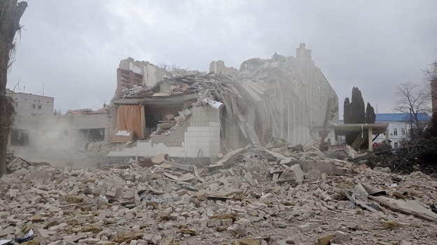 Zniszczenia po ostrzale budynku szkoły na ul. Mała Berdychowska w Żytomierzu /DSNS /PAP
