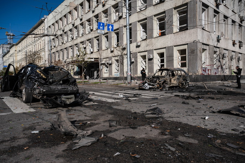 Zniszczenia po ostrzale Kijowa 10 października /PAP/Viacheslav Ratynskyi /PAP