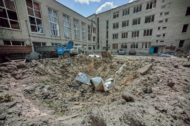 Zniszczenia po ostrzale na przedmieściach Charkowa /SERGEY KOZLOV /PAP/EPA